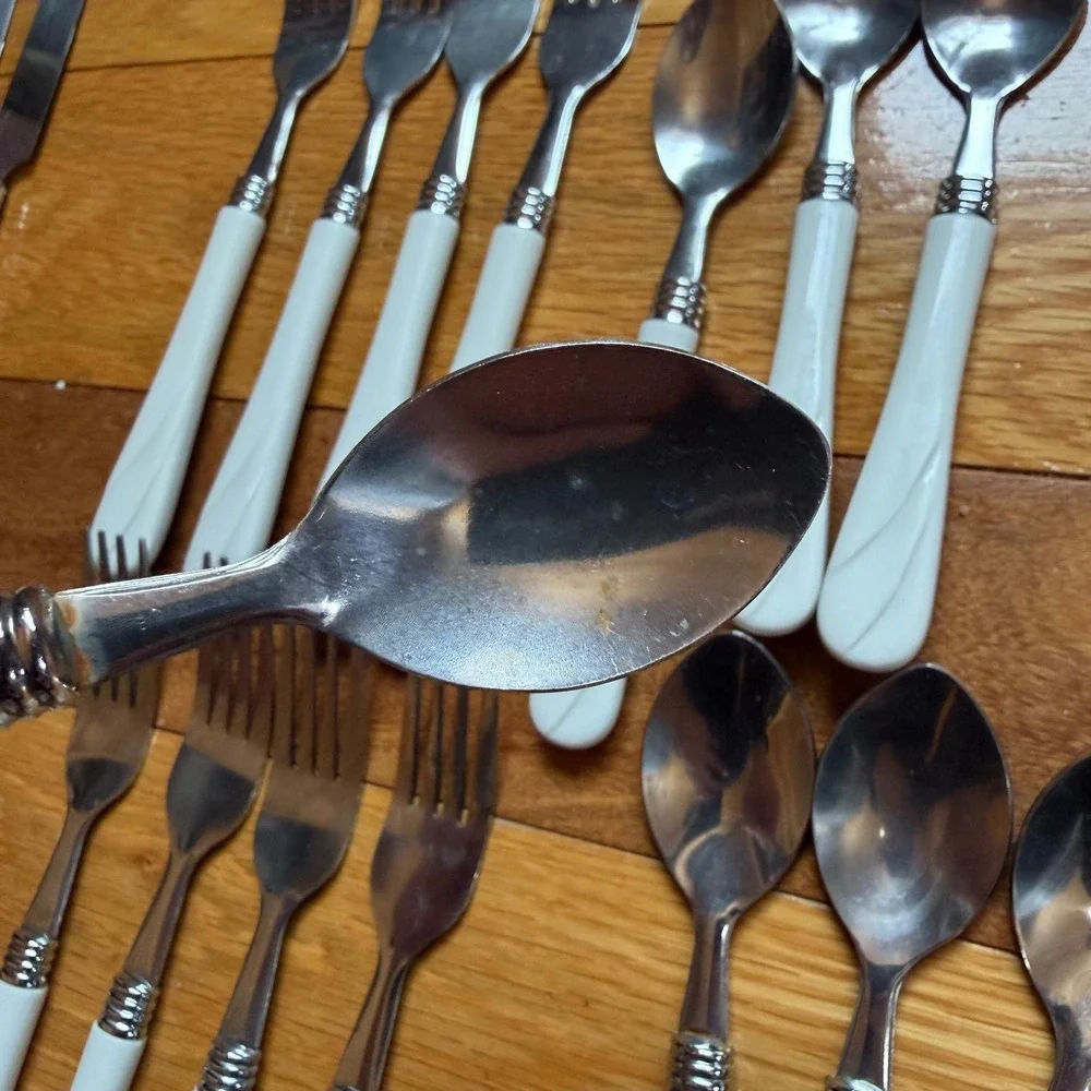 Gibson China White Plastic Handle Flatware 24 piece Set For 6